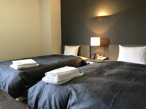 羽絨被、書桌、筆電工作空間、熨斗/熨衣板