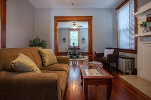 TV, Netflix, toys, books - Stay Oakley. Your Own Home in a Prime Location (Cincinnati)