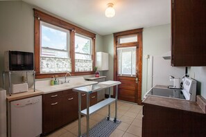Fridge, microwave, oven, stovetop - Stay Oakley. Your Own Home in a Prime Location (Cincinnati)