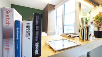 家庭樓中樓客房 (4B) | 3 間臥室、高級寢具、獨特裝潢、書桌