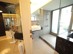 Family Loft (6D) | Bathroom | Shower, hair dryer, slippers, towels
