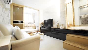 Family Loft (2A) | Premium bedding, individually decorated, desk, iron/ironing board