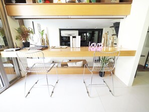 أغطية فراش متميزة وبديكورات فريدة لكل غرفة ومكتب ومكواة/لوح كي