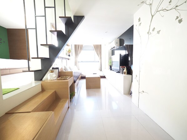 ลอฟท์สำหรับครอบครัว (4B) | บริเวณนั่งเล่น | ทีวีจอแอลซีดี