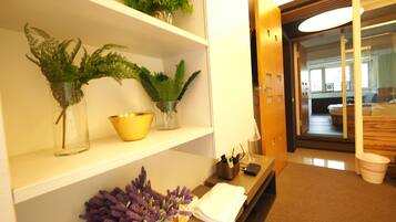 Family Loft (6D) | Premium bedding, individually decorated, desk, iron/ironing board