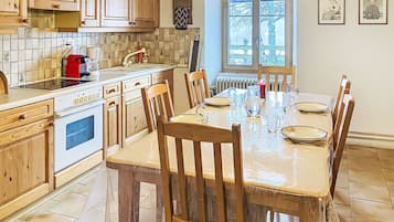 Réfrigérateur, four, batterie de cuisine, vaisselle et ustensiles