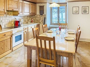 Geladeira, fogão, talheres/pratos/utensílios de cozinha