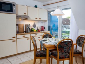 Kühlschrank, Mikrowelle, Toaster, Hochstuhl