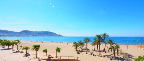 Una spiaggia nelle vicinanze