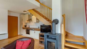 Fernseher, Kamin, DVD-Player