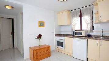 Een koelkast, een microgolfoven, een oven, een kinderstoel