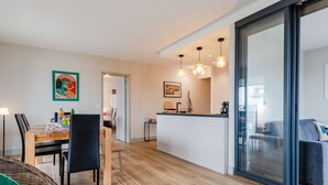 Een modern appartement met een eetgedeelte, keuken en woonruimte.