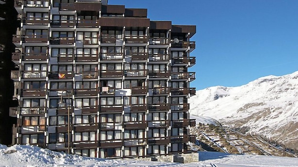 A multi-story hotel with balconies, located in a snowy mountainous area. - Home Club (Lavachet) by Interhome (Tignes)