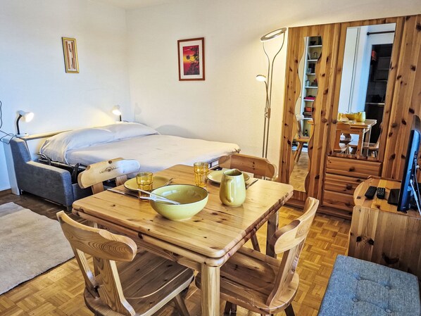 Iron/ironing board, free Internet