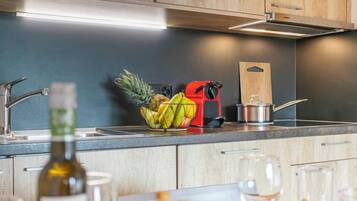 Réfrigérateur, micro-ondes, lave-vaisselle, chaise haute