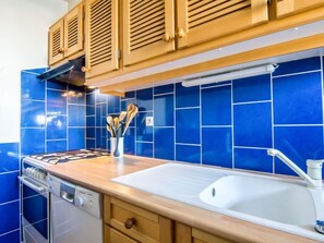 Een koelkast, een microgolfoven, een oven, een vaatwasser