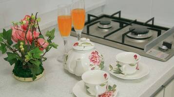 Frigorifero, microonde, piano cottura, bollitore elettrico