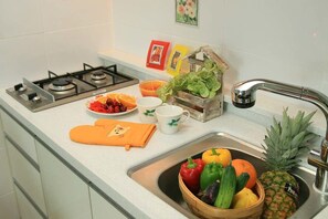 Een koelkast, een magnetron, een kookplaat, een waterkoker