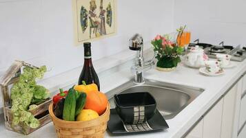 Frigorifero, microonde, piano cottura, bollitore elettrico