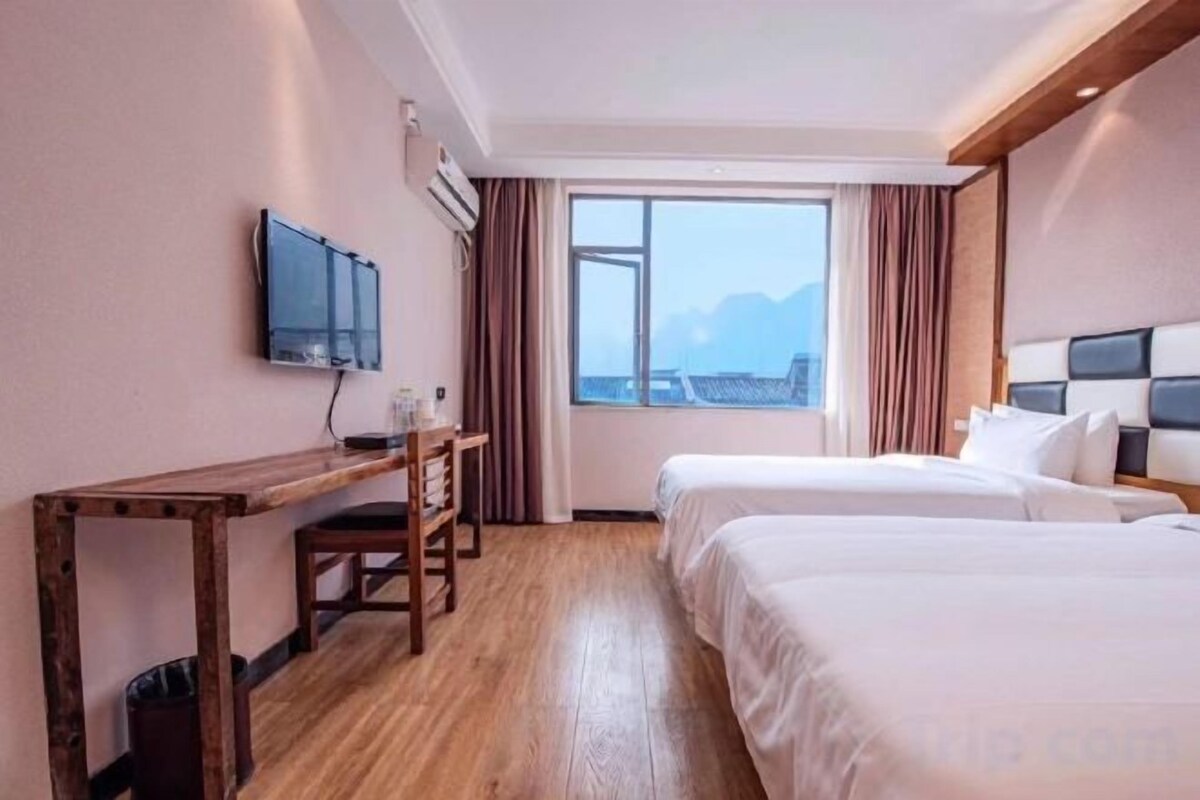 Blackout drapes, WiFi (free), bed sheets