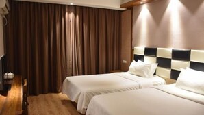 A hotel room with two beds, a wooden floor, a large window with curtains, and a television on a wooden table. - Hanting Express Yangshuo West Street (Guilin)