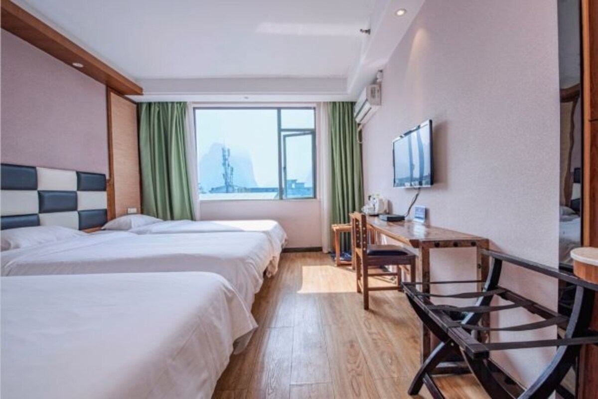 Triple bed room