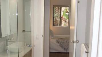 Luxury Apartment | Bathroom | Separate bathtub and shower, deep-soaking bathtub, rainfall showerhead