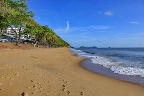 Beach/ocean view - Beach bliss Queen bed BBQ Pool Netflix (Kewarra Beach)