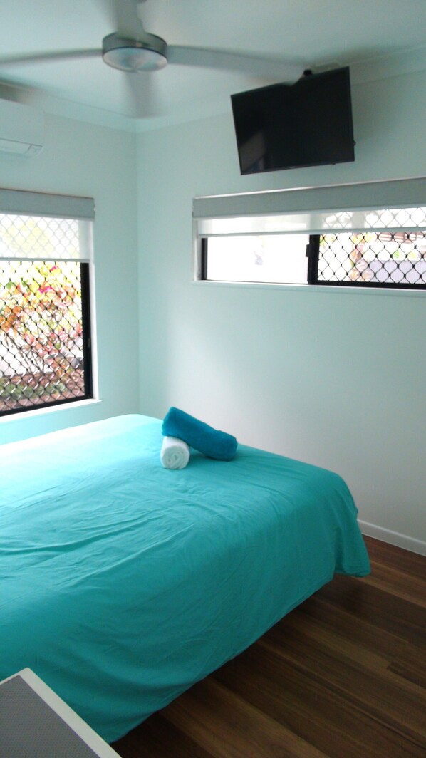 Beach bliss-Queen bed, BBQ,Pool,Netflix, | 1 bedroom, Egyptian cotton sheets, premium bedding, memory-foam beds