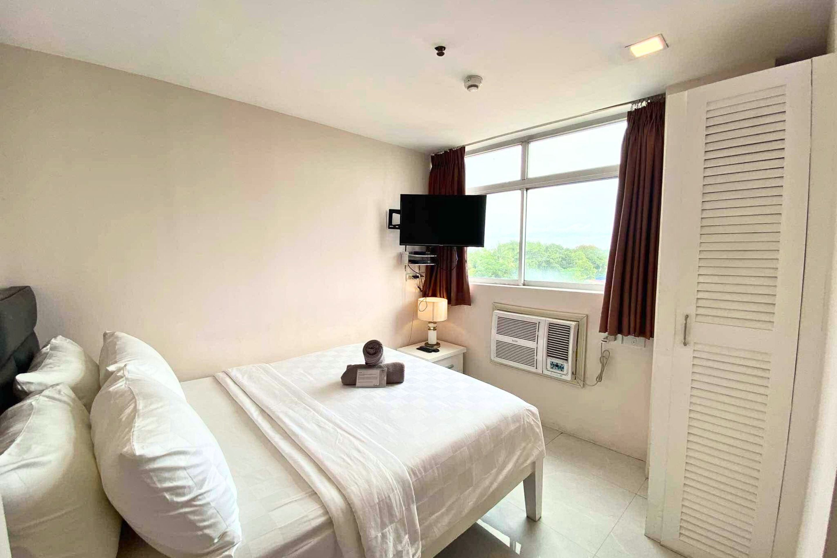 Desk, laptop workspace, free WiFi, bed sheets