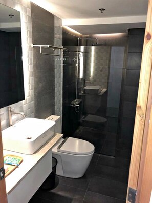 Shower, rainfall showerhead, free toiletries, slippers