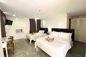 Triple Room | Meja, ruang kerja komputer riba, Wi-fi percuma, cadar katil 