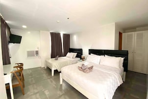 Escritorio, espacio para trabajar con laptop y wifi gratis 