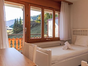 2 bedrooms, desk, internet