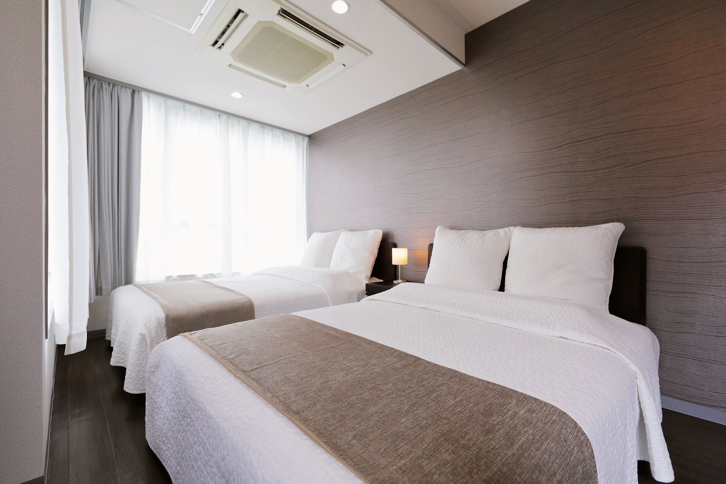 อพาร์ทเมนท์, 2 ห้องนอน (Up to 10 People) | โต๊ะทำงาน, พื้นที่ทำงานแบบใช้แล็ปท็อป, ผ้าม่านกันแสง, Wi-Fi ฟรี