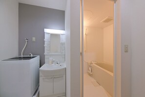 Apartamento, 1 quarto | Banheiro | Chuveiro, produtos de toalete grátis, secador de cabelo