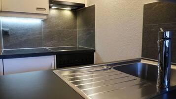 Fridge, oven, dishwasher, cookware/dishes/utensils