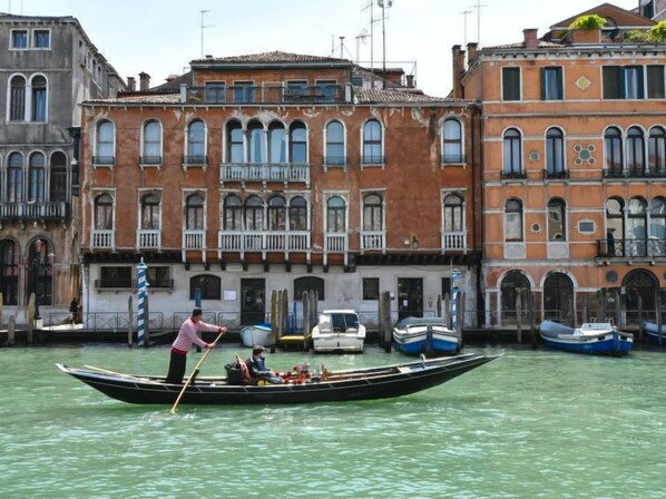 A gondola on a canal with buildings in the background. - Barbaria de le Tole by Interhome (Venice)
