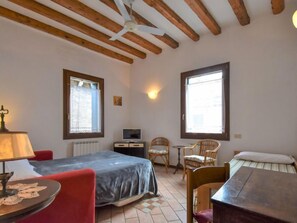 1 chambre, fer et planche à repasser