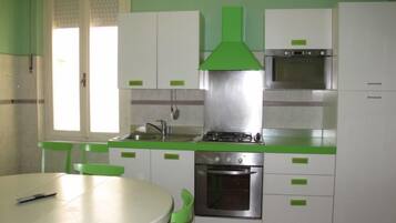 Réfrigérateur, micro-ondes, four