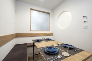 Japan Sessions KANZAKI 01 | In-room dining