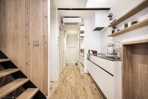 Japan Sessions KANZAKI 01 | Private kitchen | Full-size fridge, microwave, stovetop, electric kettle