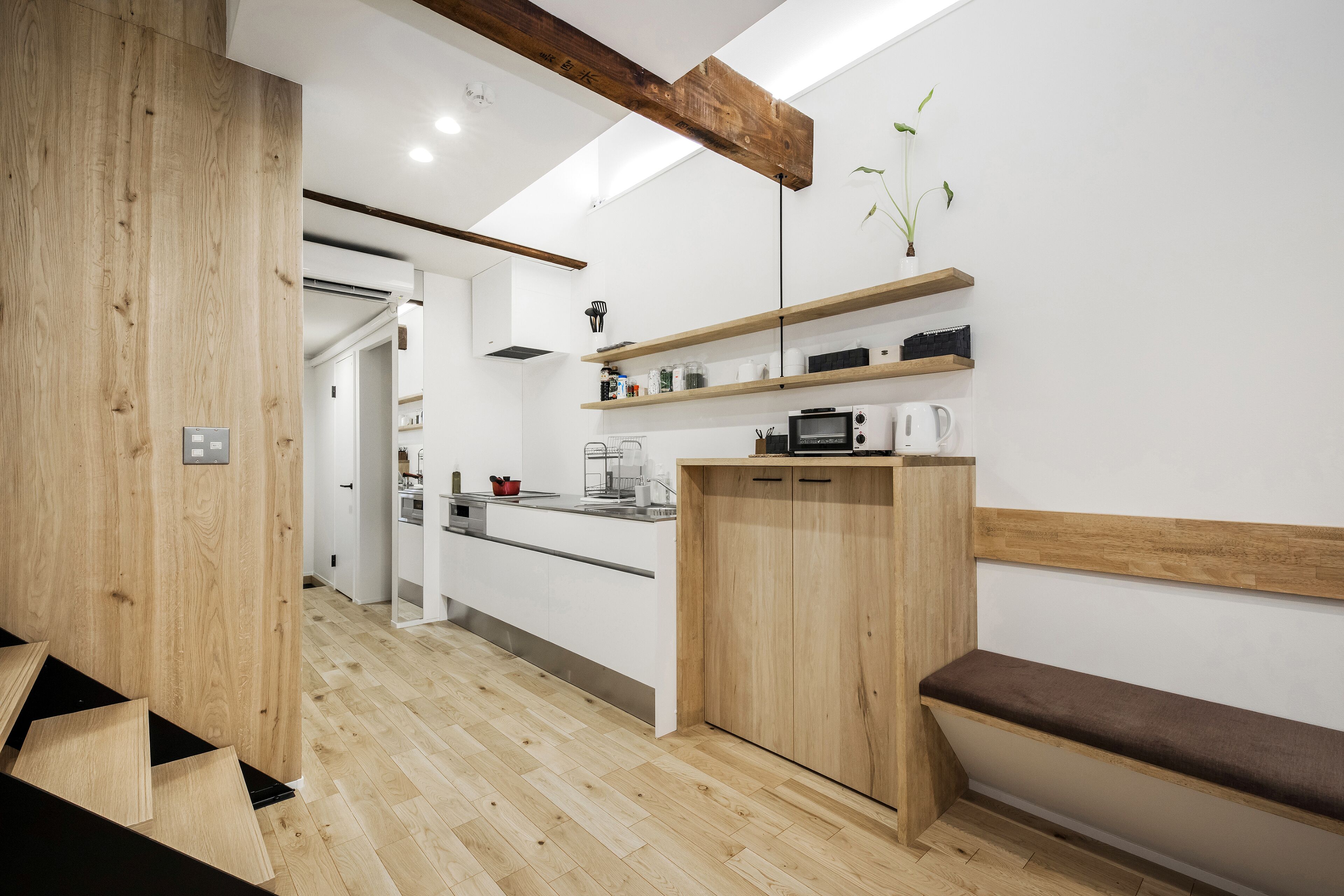 Japan Sessions KANZAKI 01 | Living area | 55-inch flat-screen TV with digital channels