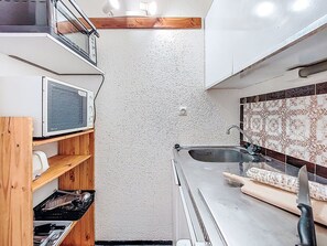 Een koelkast, een microgolfoven, een kinderstoel