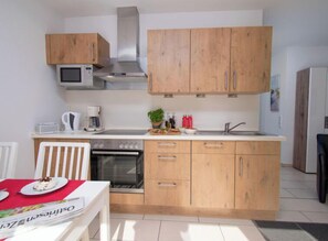 Kühlschrank, Mikrowelle, Ofen, Geschirrspüler