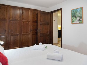 1 bedroom, iron/ironing board, free Internet