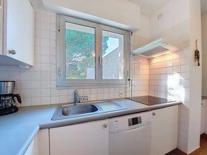 Kühlschrank, Mikrowelle, Ofen, Geschirrspüler