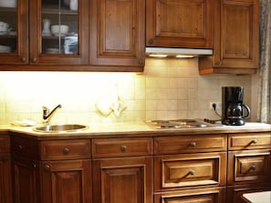 Fridge, oven, dishwasher, cookware/dishes/utensils