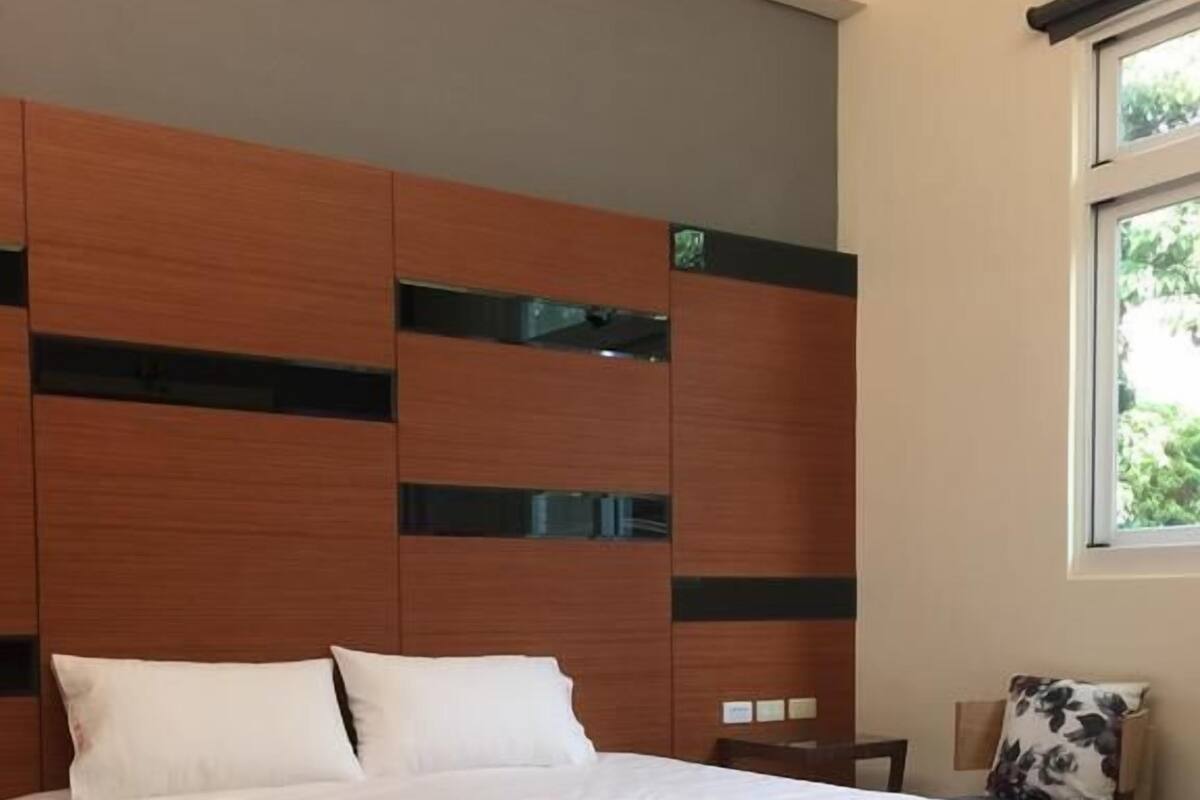 Desk, WiFi (free), bed sheets