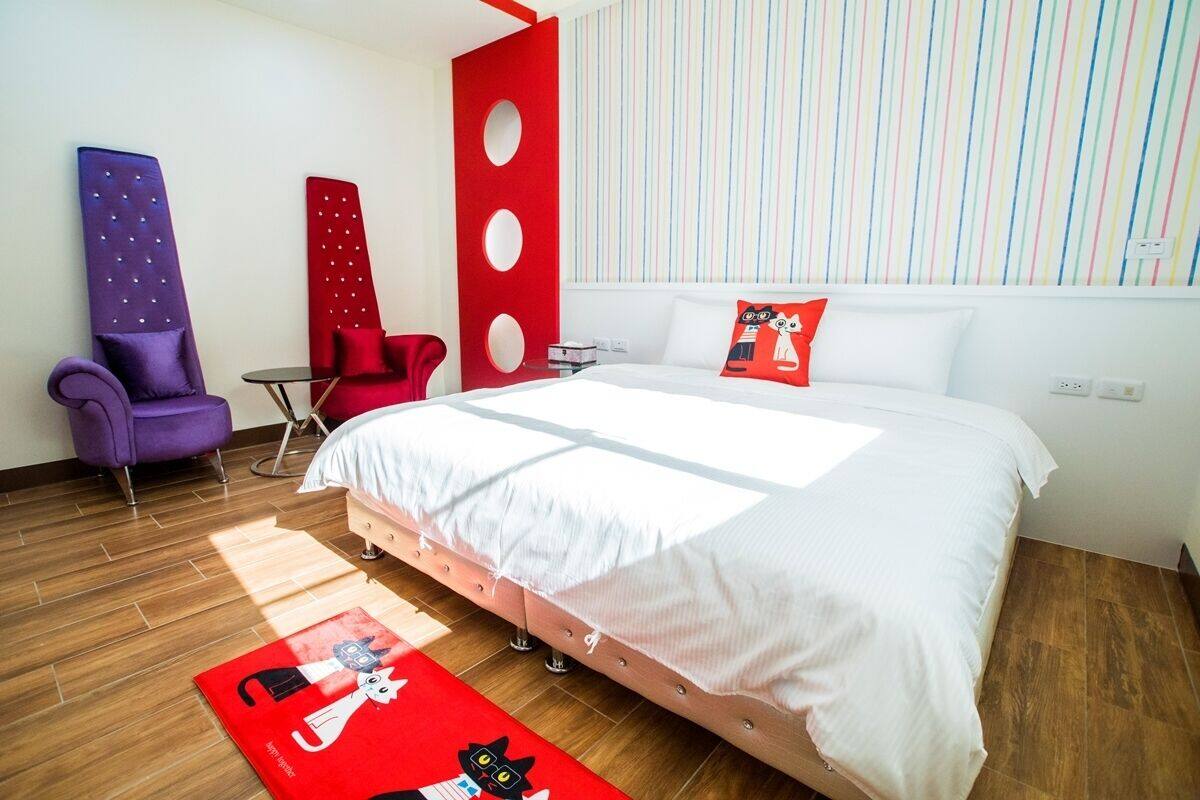 Desk, WiFi (free), bed sheets